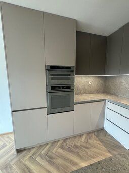 ПРОДАМ 2-кімн. КВАРТИРУ В ЦЕНТРІ НІТРИ, НОВОБУДОВА, НА
