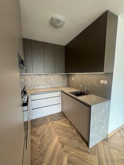 ПРОДАМ 2-кімн. КВАРТИРУ В ЦЕНТРІ НІТРИ, НОВОБУДОВА, НА