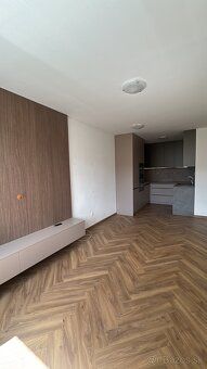 ПРОДАМ 2-кімн. КВАРТИРУ В ЦЕНТРІ НІТРИ, НОВОБУДОВА, НА