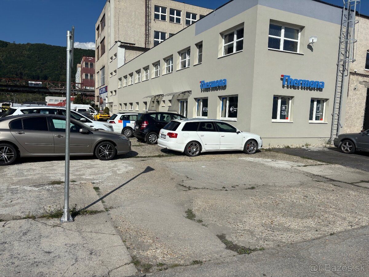 Prostor je vhodný na prodejnu, servis, kanceláře, sklad