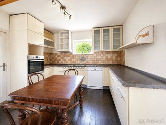 🏡 Poszukujesz rodzinnego domu z dużym terenem w Rożniava