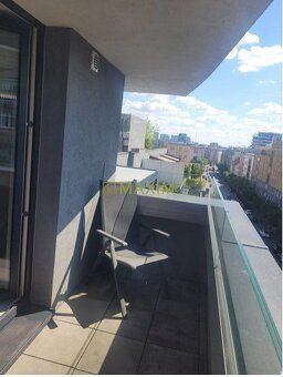 Oferujemy na sprzedaż przestronny apartament jednopokojowy