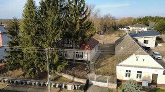 Na prodej 1.050 m² stavebního pozemku se starou rodinnou