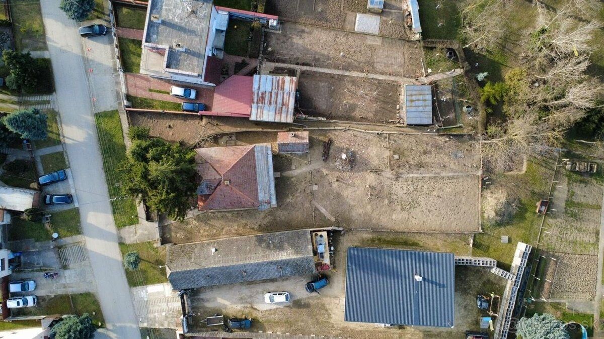 Na prodej 1.050 m² stavebního pozemku se starou rodinnou