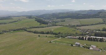 Na prodej mírně svahovitá parcela o rozloze 2 000 m² cca