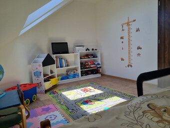 We offer for sale a spacious and bright attic 3-room