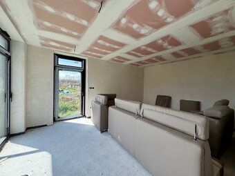 We offer for sale a ground-floor family house that was