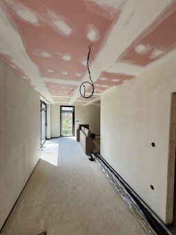 We offer for sale a ground-floor family house that was