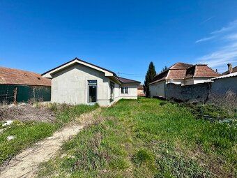 We offer for sale a ground-floor family house that was