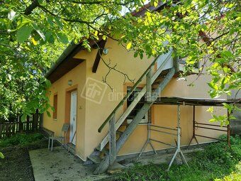 Działka o powierzchni 1606 m2 z domkiem letniskowym i
