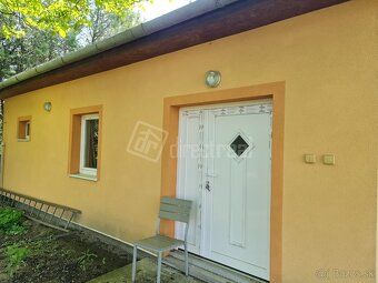 Działka o powierzchni 1606 m2 z domkiem letniskowym i