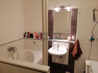 Oferujemy do wynajęcia przestronny 4-pokojowy apartament