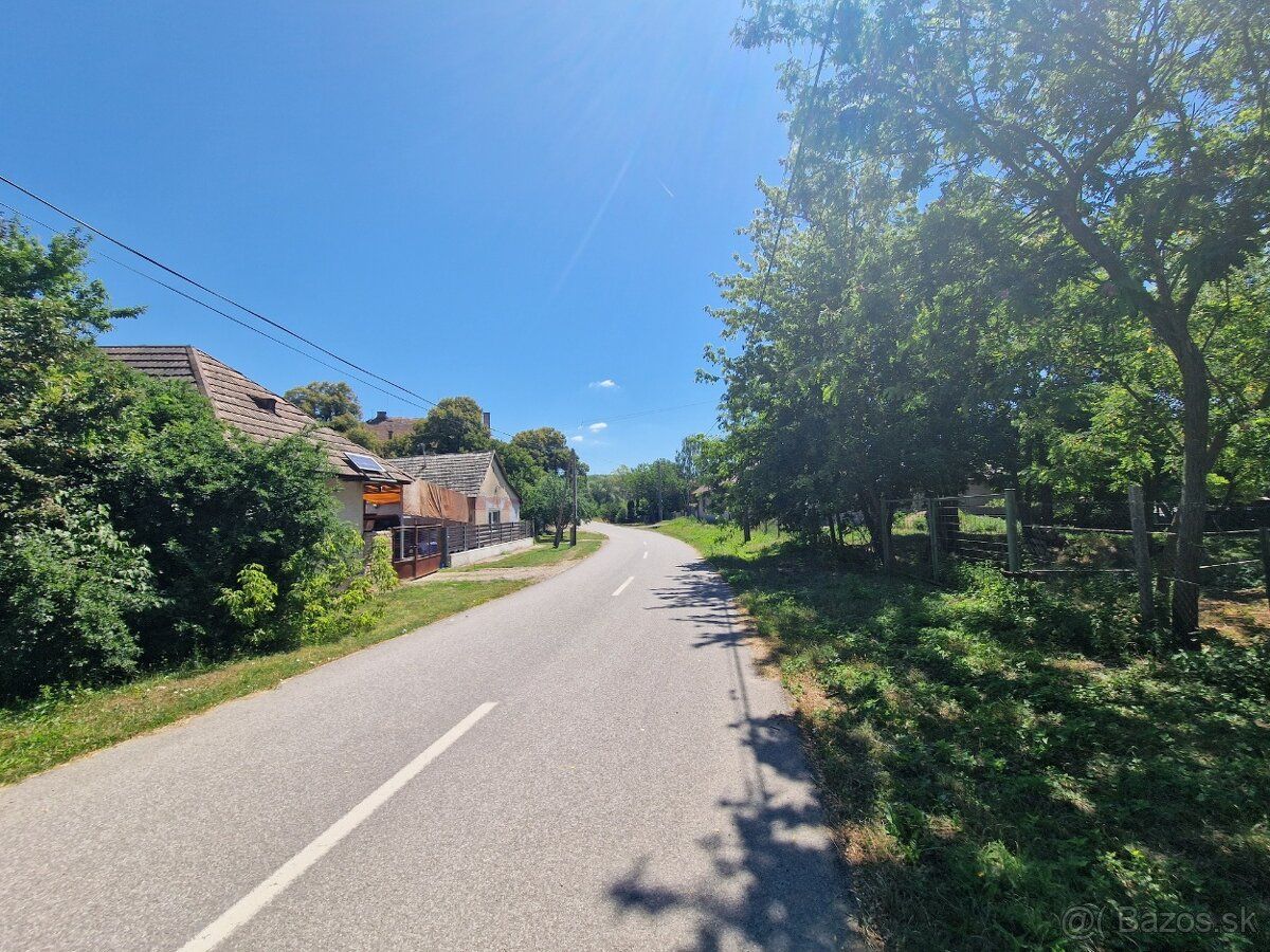 Nabízíme k prodeji rovinatou parcelu v klidné vesnici