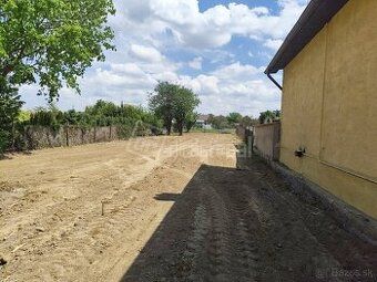 STAVEBNÍ POZEMEK S INŽENÝRSKÝMI SITĚMI A EXISTUJÍCÍM
