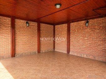 EXKLUZIVNĚ: NA PRODEJ rodinný dům s bazénem a jezírkem v