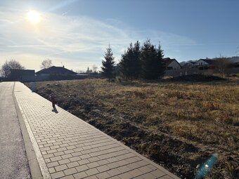 We offer for sale a sunny building plot of 864 m² in the