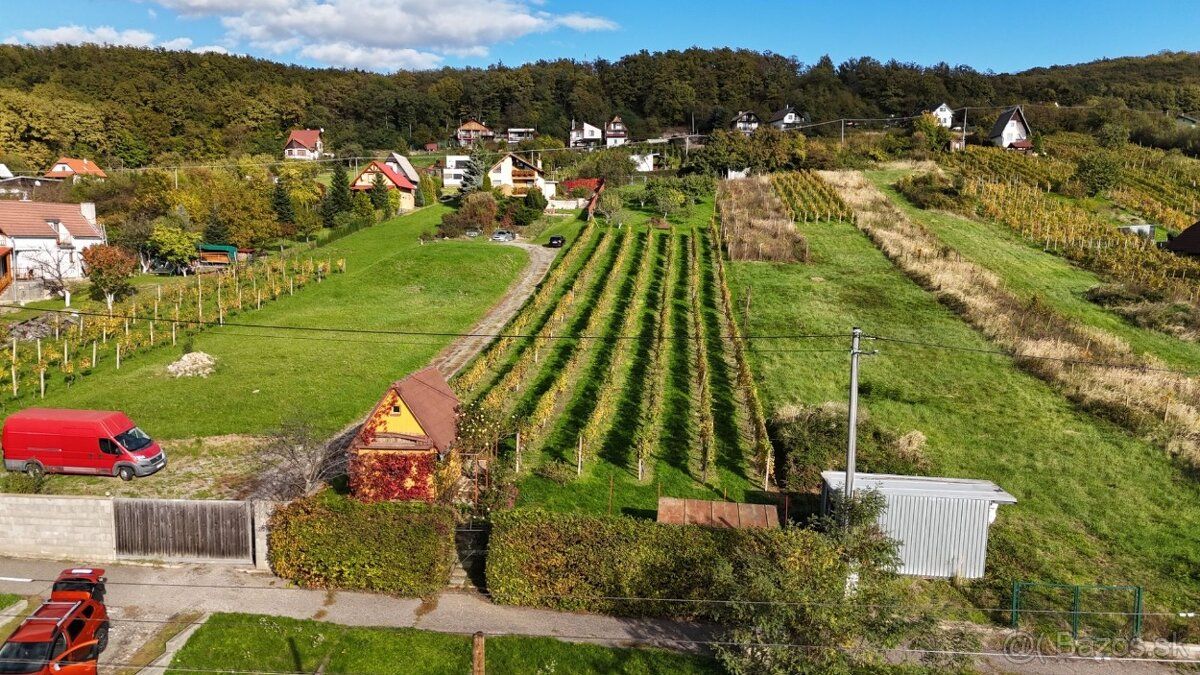 Na prodej stavební pozemek v obci Vinné. Pozemek má