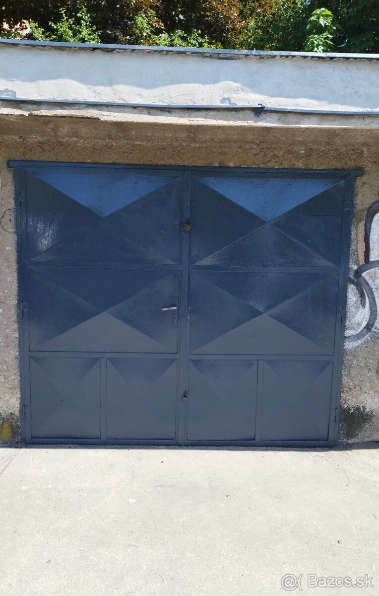 Sprzedam garaż z działką o powierzchni 18 m² w posiadaniu