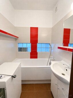 Prostorný a světlý 1-pokojový byt 36 m² s balkonem v centru