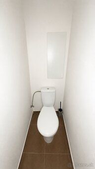 Prostorný a světlý 1-pokojový byt 36 m² s balkonem v centru