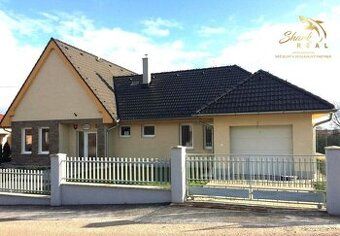 Predám rodinný dom v centre strediskovej obce Bojná, okres T