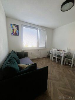 Oferujemy na sprzedaż tę piękną, słoneczną i umeblowaną