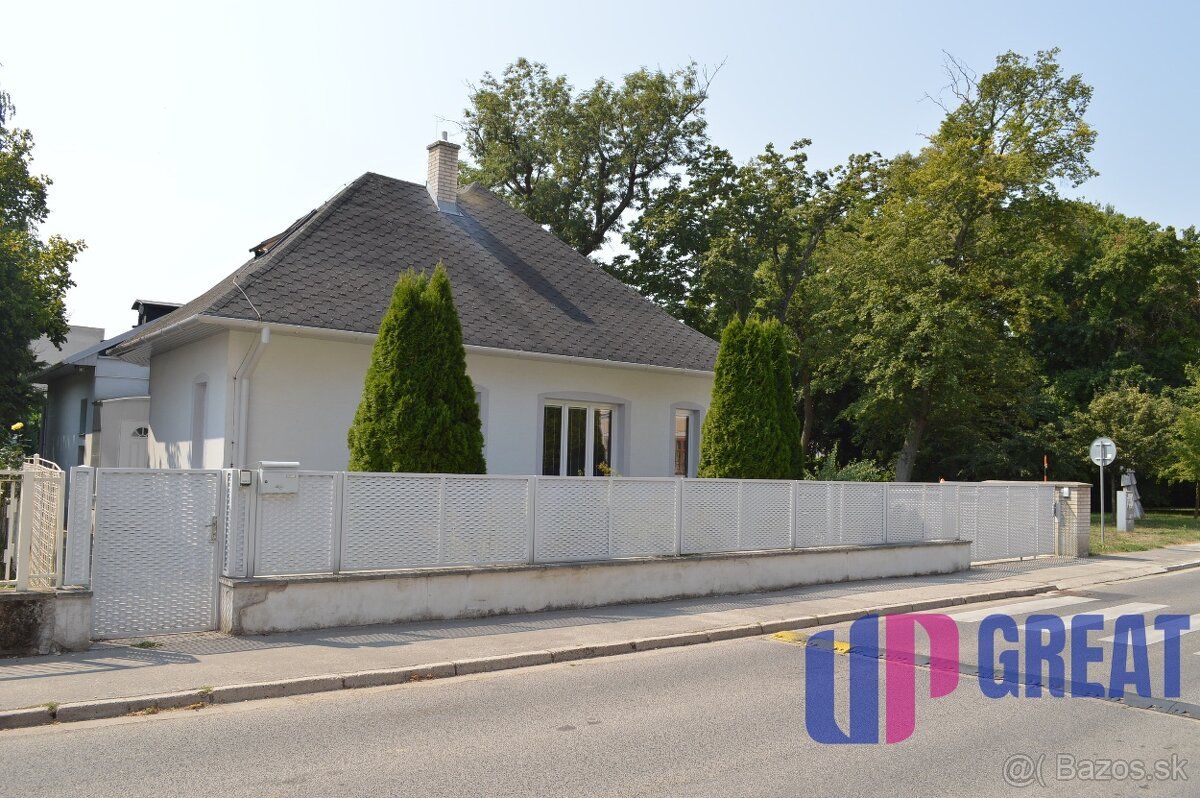 Nabízíme k pronájmu celé přízemí rodinného domu na ulici