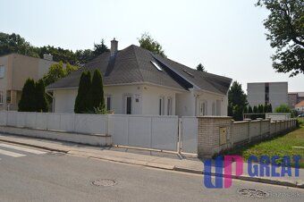 Nabízíme k pronájmu celé přízemí rodinného domu na ulici