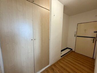 We offer for sale a spacious 3-room apartment with an area