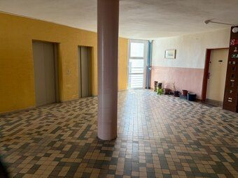 We offer for sale a spacious 3-room apartment with an area