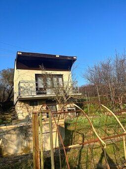 I am selling a well-maintained garden behind the swimming