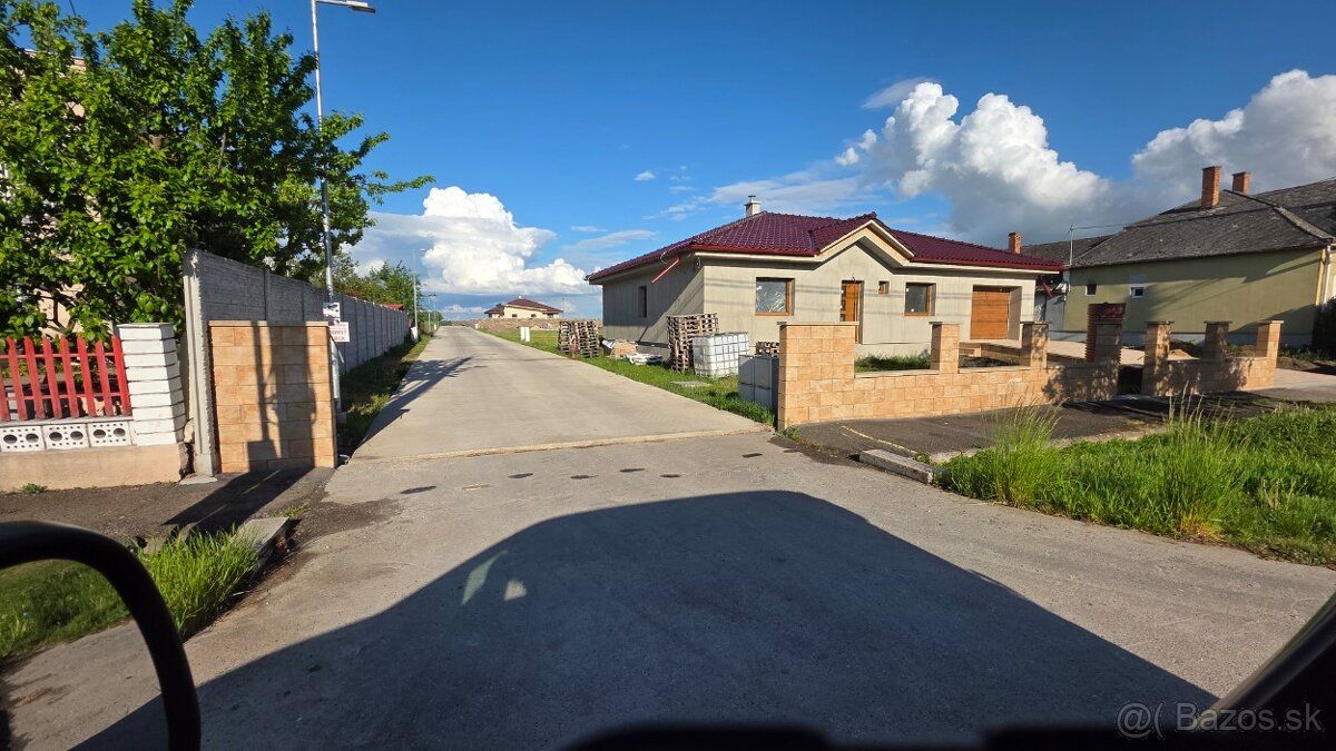 Garáž má královských 23 m², je čistá, suchá, má vlastní