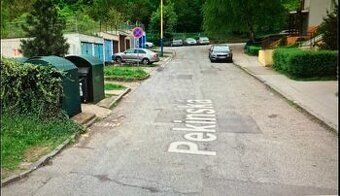 Garáž má královských 23 m², je čistá, suchá, má vlastní