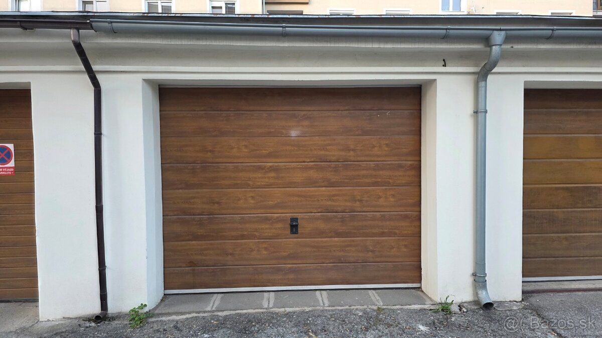 Garáž má královských 23 m², je čistá, suchá, má vlastní