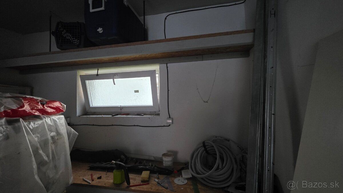 Garáž má královských 23 m², je čistá, suchá, má vlastní