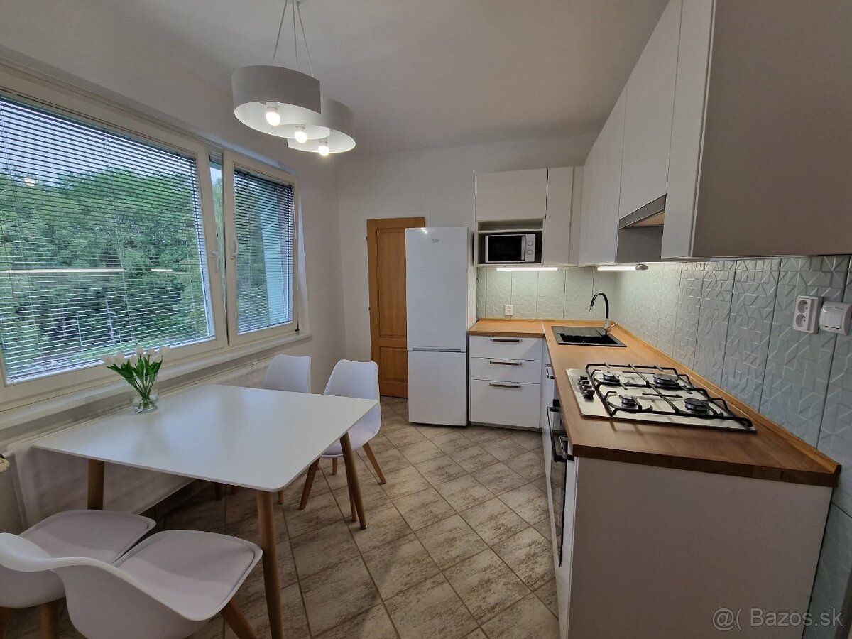 I offer for rent an unfurnished 4-room apartment at