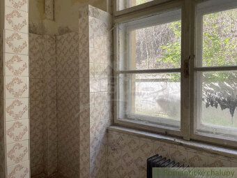 Будівля колишньої школи, яка підходить для комерційного