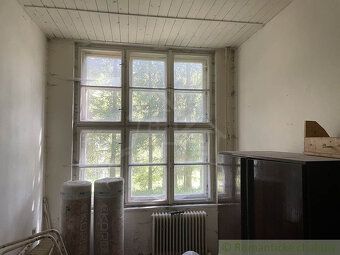Будівля колишньої школи, яка підходить для комерційного