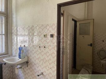 Будівля колишньої школи, яка підходить для комерційного