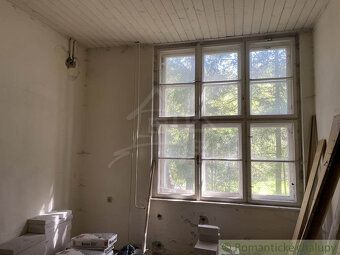Будівля колишньої школи, яка підходить для комерційного