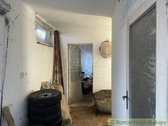 Dom znajduje się w centralnej części miejscowości Pača