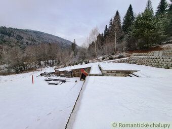 Na prodej: Stavební pozemek s dokončenými základy v srdci