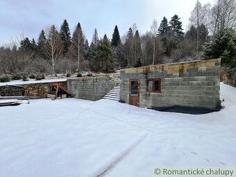 Na prodej: Stavební pozemek s dokončenými základy v srdci
