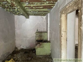 Нерухомість знаходиться в центральній частині села Угодна