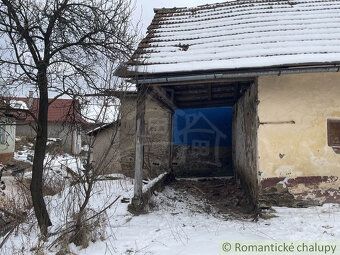 Нерухомість знаходиться в центральній частині села Угодна