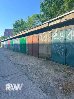 REWIN Realty offers you a garage for sale with a pit and