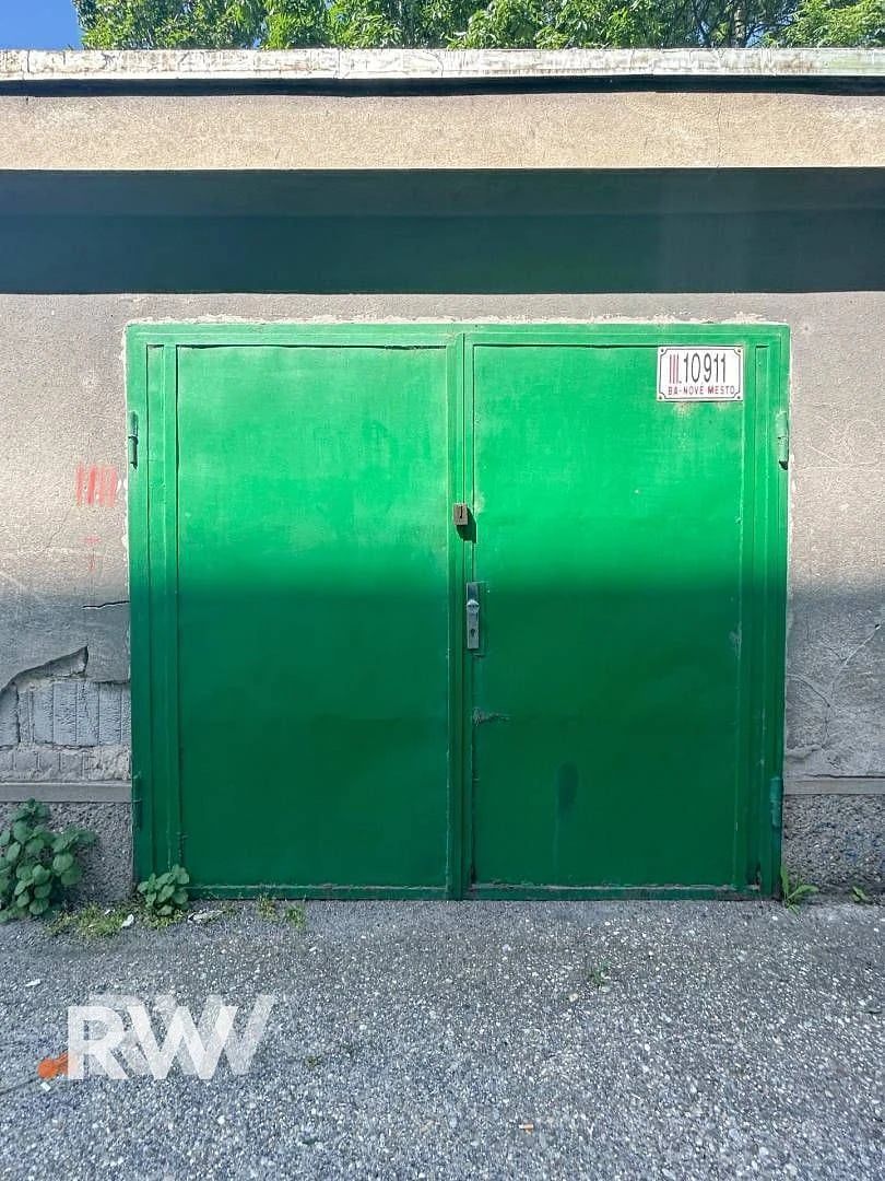 REWIN Realty offers you a garage for sale with a pit and