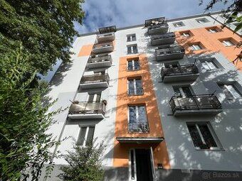 I offer for sale a 3-room apartment at Sihoti measuring 82