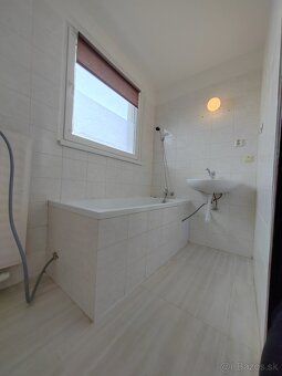 Základní informace: Rozloha bytu: 64 m² Patro: 2. patro bez