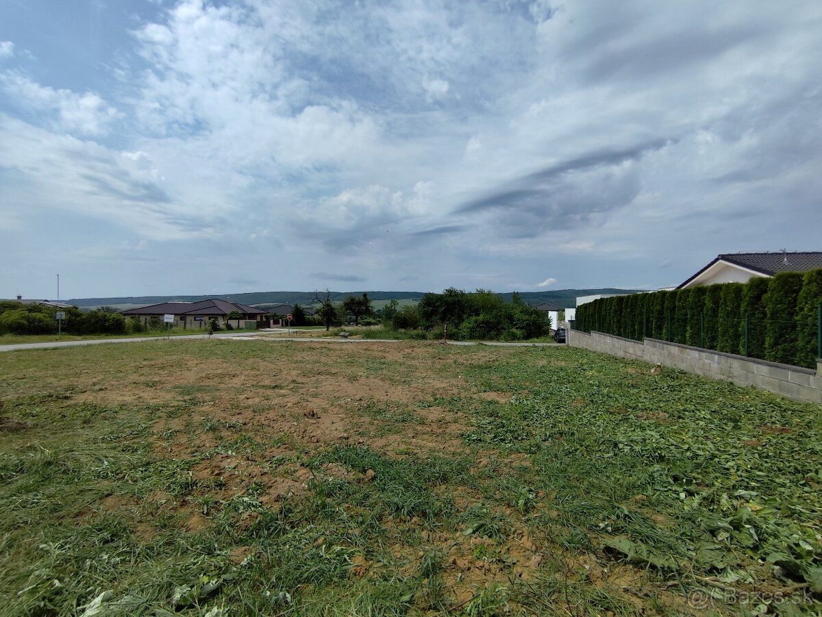 BÝVÁNÍ NA PRODEJ - ve výhradním zastoupení, rovná parcela v